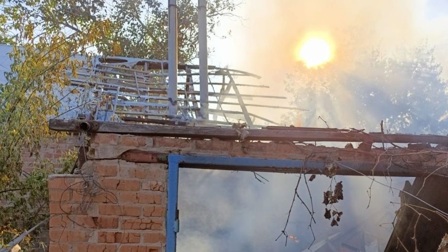 Жилые дома и хозяйственные постройки горели на Запорожье после вражеских атак
