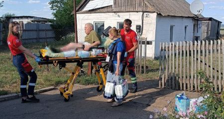 Волонтери вивезли з небезпечних територій Запоріжжя маломобільних жителів