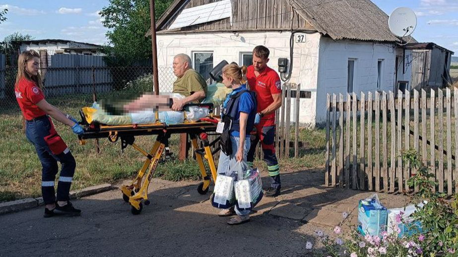 Волонтеры вывезли с опасных территорий Запорожья маломобильных жителей