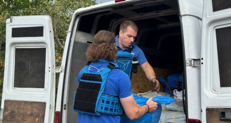 Волонтери допомогли жителям потрощеного села під Запоріжжям