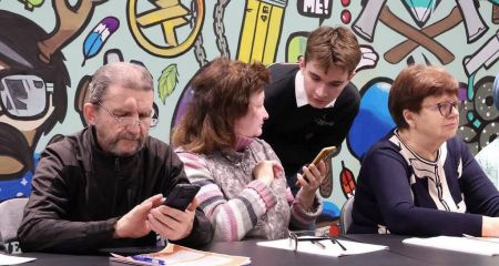 В Запорожье людей старшего возраста учили пользоваться гаджетами и приложениями