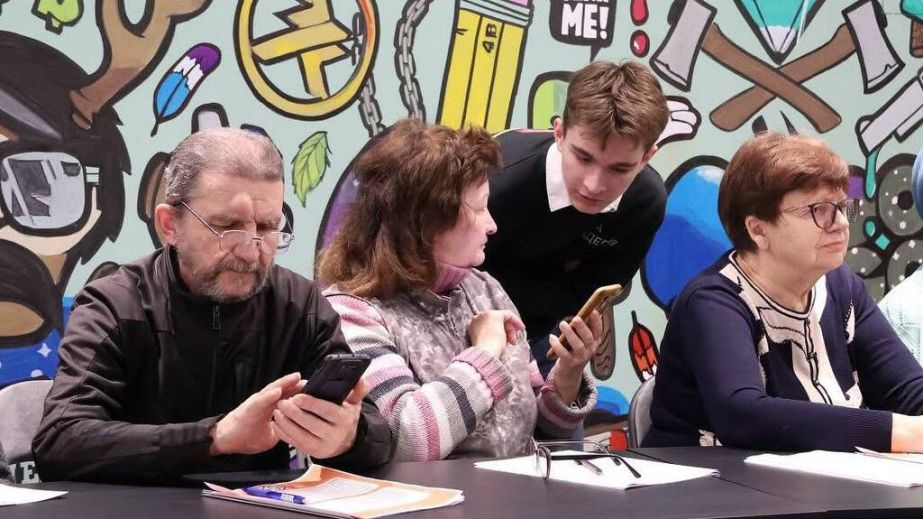 У Запоріжжі людей старшого віку навчали користуватися гаджетами та застосунками