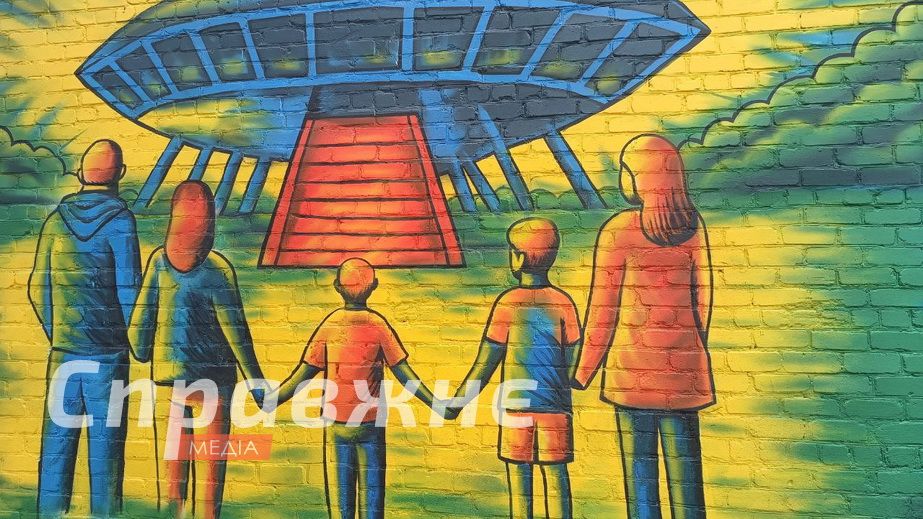 "Тарілка з інопланетянами" приземлилася: у Запоріжжі відтворили відомий символ Василівки