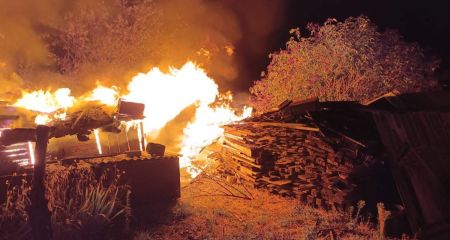 На Запоріжжі через ворожі обстріли горіли будинки та господарчі споруди