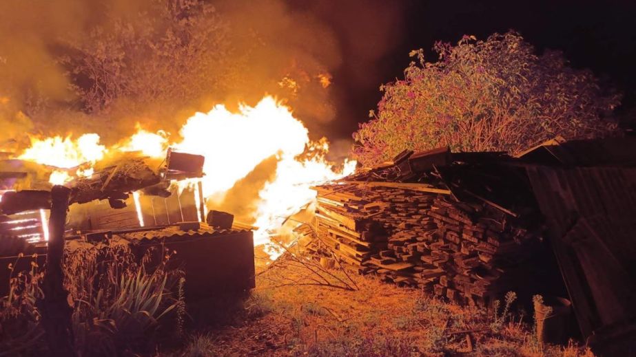 На Запоріжжі через ворожі обстріли горіли будинки та господарчі споруди