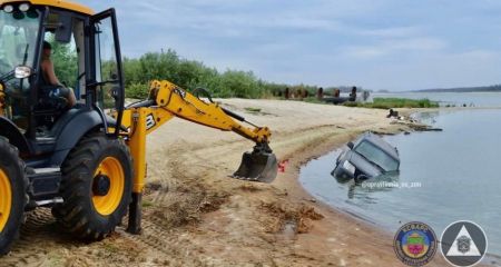 Внедорожник в реке: в Запорожье спасатели подняли авто из Днепра