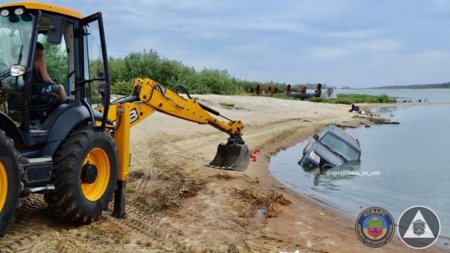 Внедорожник в реке: в Запорожье спасатели подняли авто из Днепра