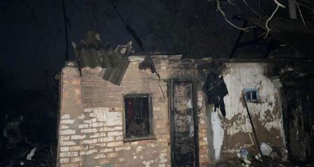 У Запорізькій області спалахнули дах житлового будинку та прибудова