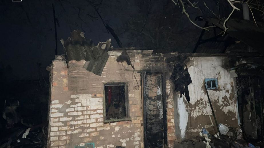 В Запорожской области загорелись крыша жилого дома и пристройка