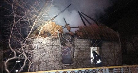 Из-за обстрелов РФ на Запорожье вспыхнули два здания и склад