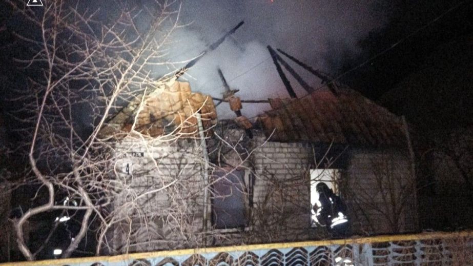 Из-за обстрелов РФ на Запорожье вспыхнули два здания и склад