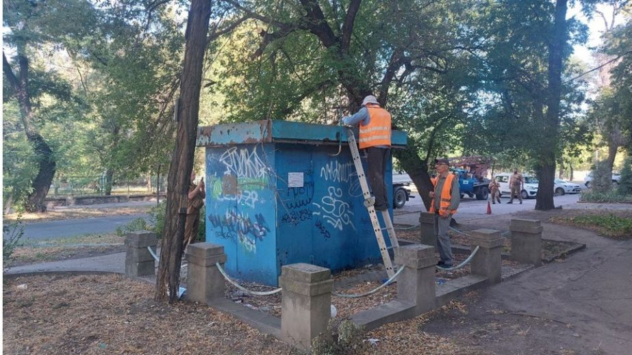 Ветхие и ржавые: в центре Запорожья демонтировали МАФы
