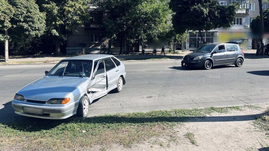 ВАЗ и "Рено" не разминулись в Коммунарском районе Запорожья – последствия