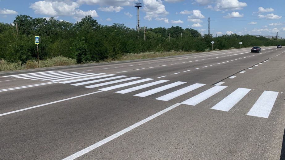 На подъезде к Хортице в Запорожье обновили дорожную разметку