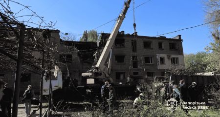 Комунальники "латають" пошкоджені дронами будинки в Запоріжжі: що зроблено