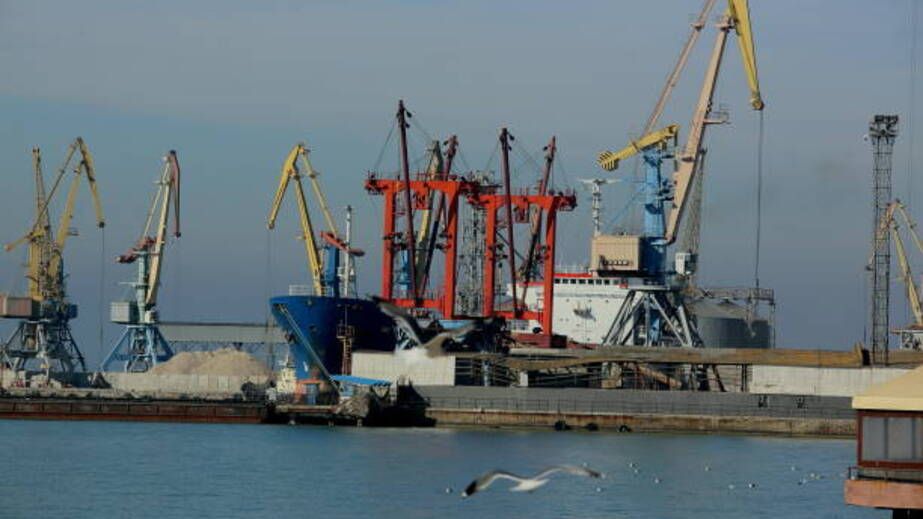 В оккупированном городе на Запорожье сотням работников порта не выплачивают зарплату