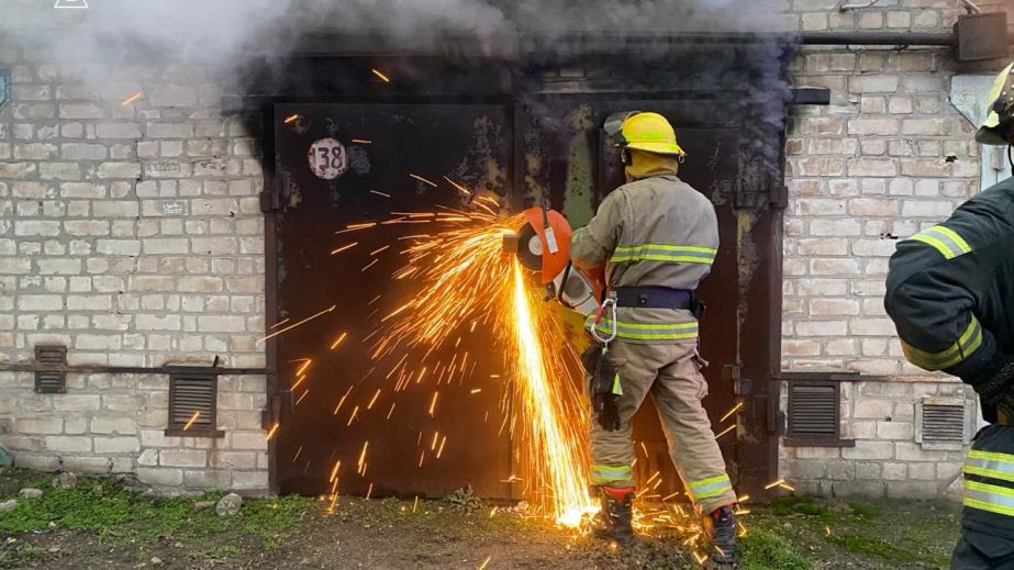 Житловий будинок і гараж палали у Запорізькому районі та обласному центрі