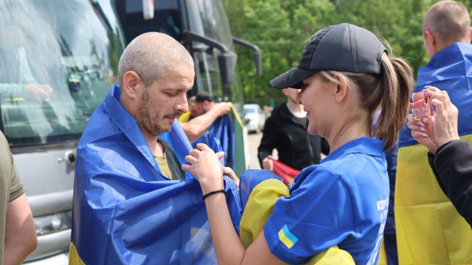 В Україну повернулися захисники, які були в полоні з 2022 року