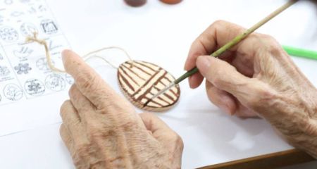 Для старшого покоління у Запоріжжі влаштували майстер-клас із розпису писанок