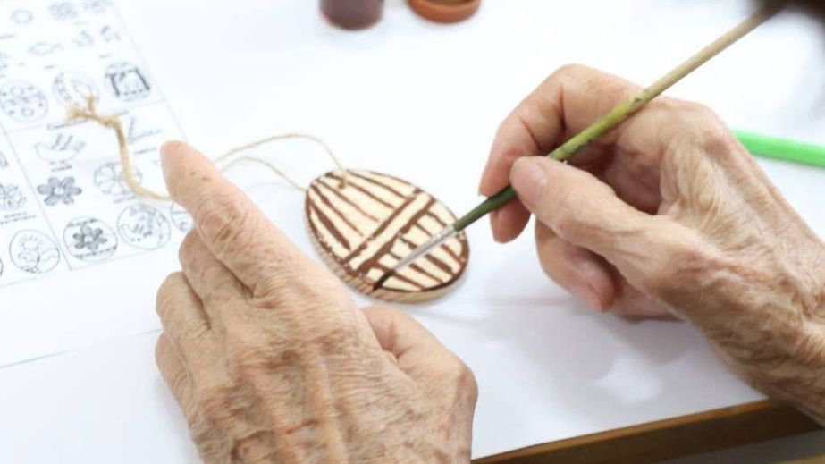 Для старшего поколения в Запорожье провели мастер-класс по росписи писанок