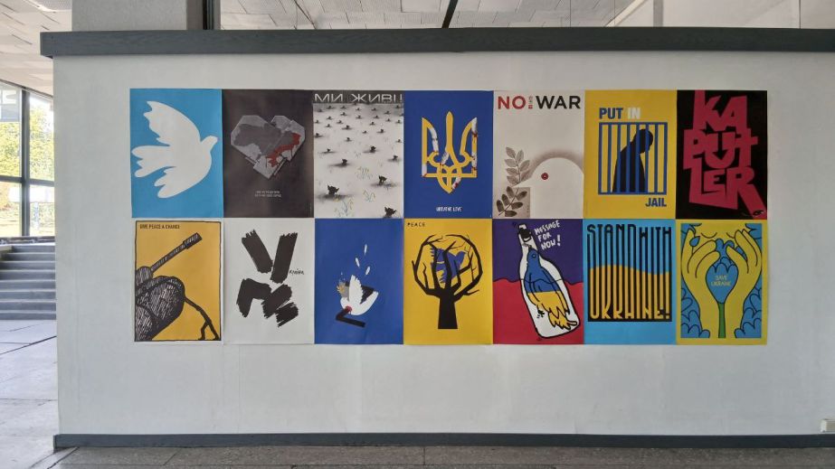 210 плакатов тех, кто с Украиной: какие первые впечатления от выставки в Запорожье