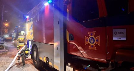 Оселя й авто палали після ворожих обстрілів у Запоріжжі та передмісті