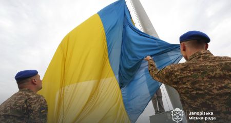 На запорізькій Хортиці урочисто здійняли Державний Прапор – кадри