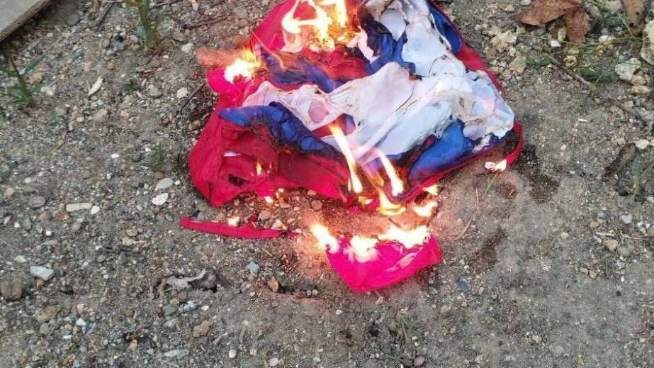 У Мелітополі на Запоріжжі палають триколори окупантів – кадри