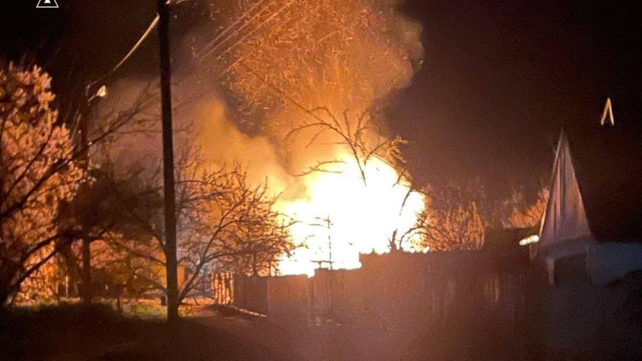 Будинки, автомобілі та господарчі споруди горіли на Запоріжжі після обстрілів РФ