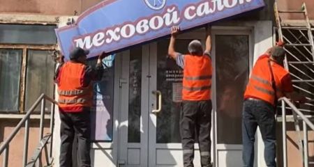 Без "Мехового салона": в Запорожье демонтировали вывески на русском языке