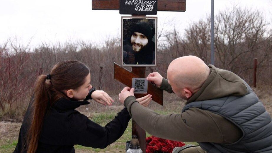 Почтение памяти: в Запорожье на могилах погибших правоохранителей установили QR-коды