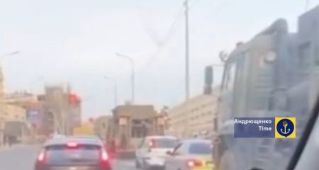 Оккупанты массово свозят разбитую технику из Запорожской области в Мариуполь
