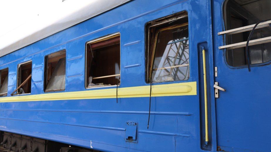 Пассажиров изувеченного баллистикой поезда №52 доставили в Запорожье