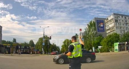 В Запорожье остановили водителя, проигнорировавшего минуту молчания