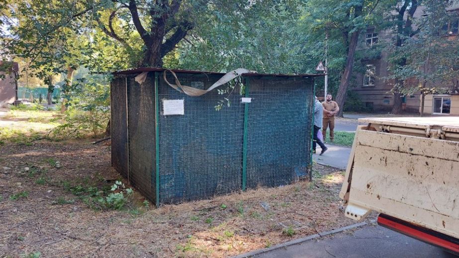 Залізну клітку демонтували у середмісті Запоріжжя