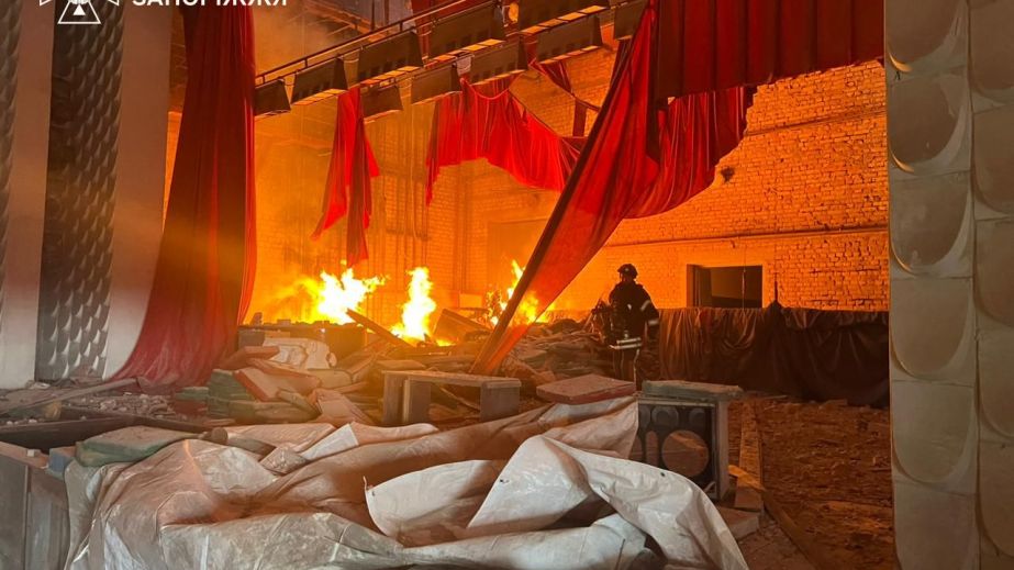 Будинок культури палав у Запорізькому районі після обстрілів РФ