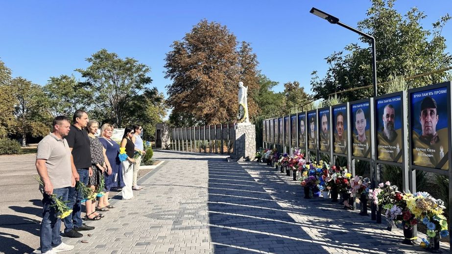 Хвилина мовчання та квіти: на Запоріжжі вшанували пам’ять полеглих воїнів