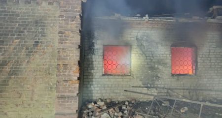 Легковий автомобіль та багатоповерхівка палали через ворожі обстріли на Запоріжжі