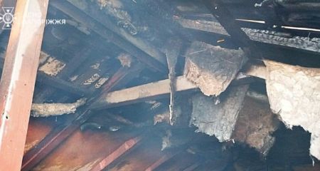 Дрова горіли на приватному подвір'ї після ворожих обстрілів на Запоріжжі