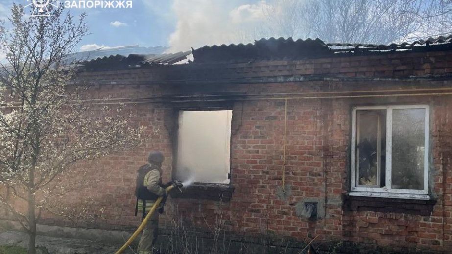 Дерев&rsquo;яні піддони та житловий будинок палали на Запоріжжі після ворожих ударів