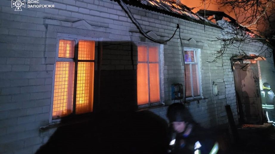 Дома и гараж горели из-за обстрелов РФ на Запорожье