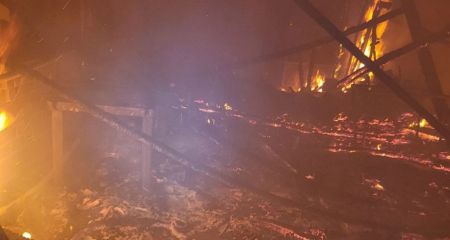 Будинок палав після ворожого обстрілу на Запоріжжі