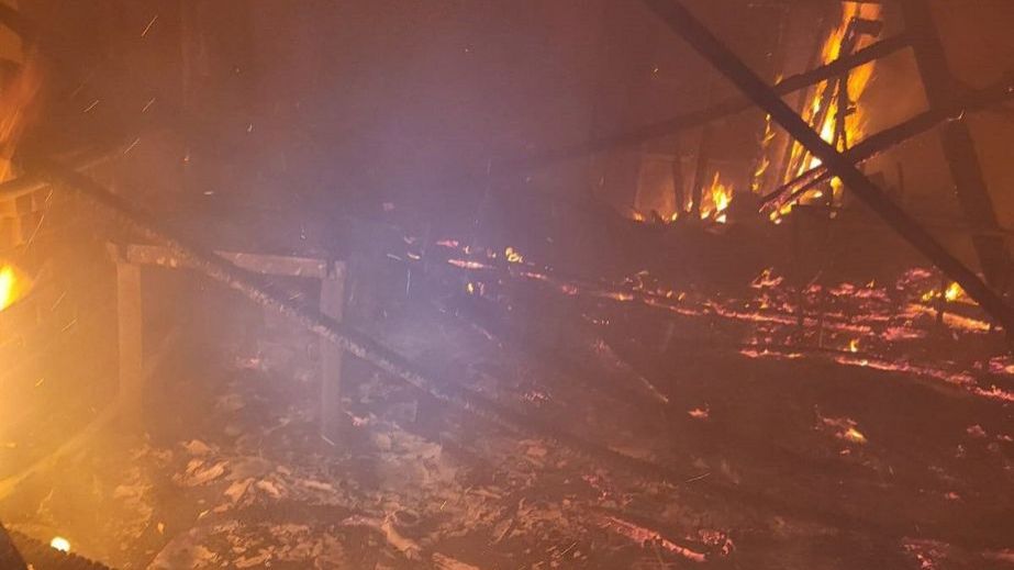 Будинок палав після ворожого обстрілу на Запоріжжі