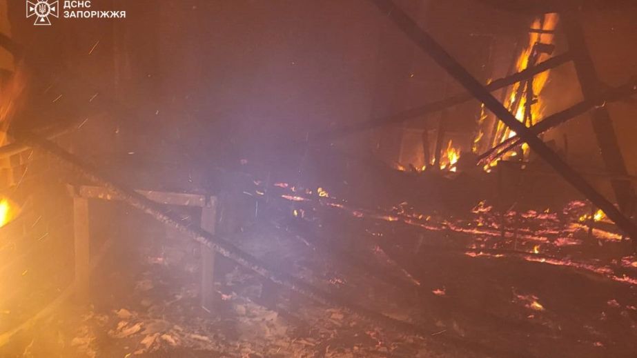 Житловий будинок палав у Запорізькій області після обстрілів РФ