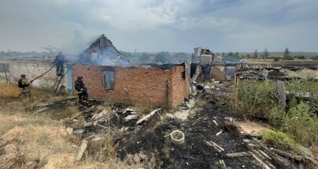 Будинок і господарчі споруди горіли на Запоріжжі через обстріли РФ: є жертва