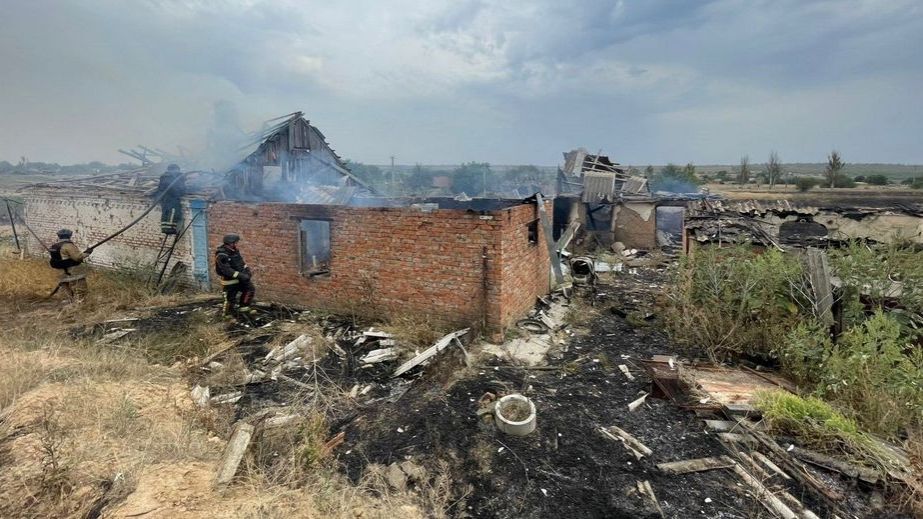 Будинок і господарчі споруди горіли на Запоріжжі через обстріли РФ: є жертва
