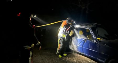 Покрівля гаража та автомобіль палали після ударів РФ на Запоріжжі