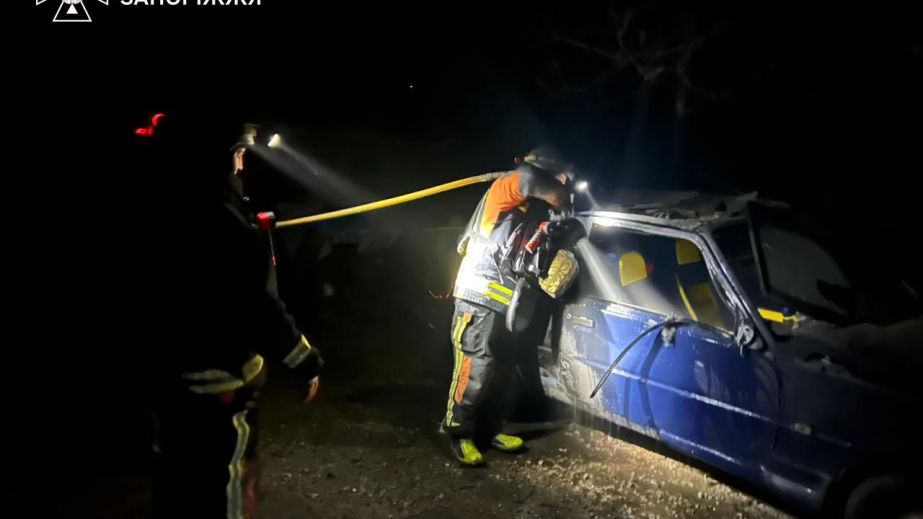 Кровля гаража и автомобиль пылали после ударов РФ на Запорожье