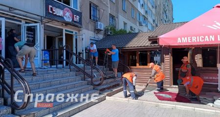 Пошкоджені крамниця й сервісний центр: у Запоріжжі усувають наслідки атаки