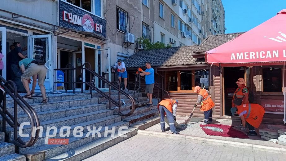Повреждены магазин и сервисный центр: в Запорожье устраняют последствия атаки